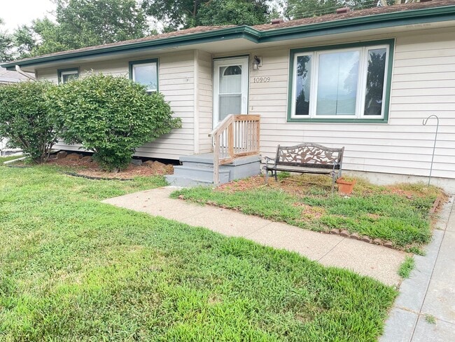 Photo - Move-in special offer!!! Huge house - over 2,200 sqft convenient location and private backyard $...