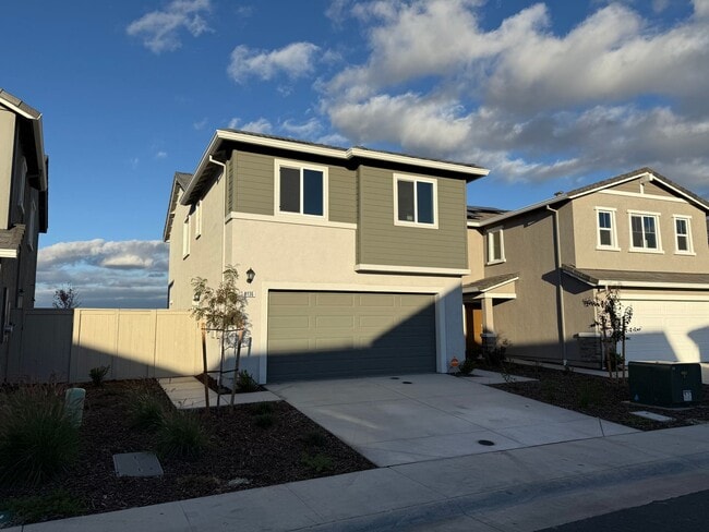 Building Photo - 4 Bed 2.5 Ba 2 Story 2 Car