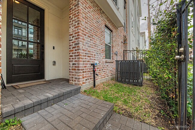 Photo - 3033 Hicks St
