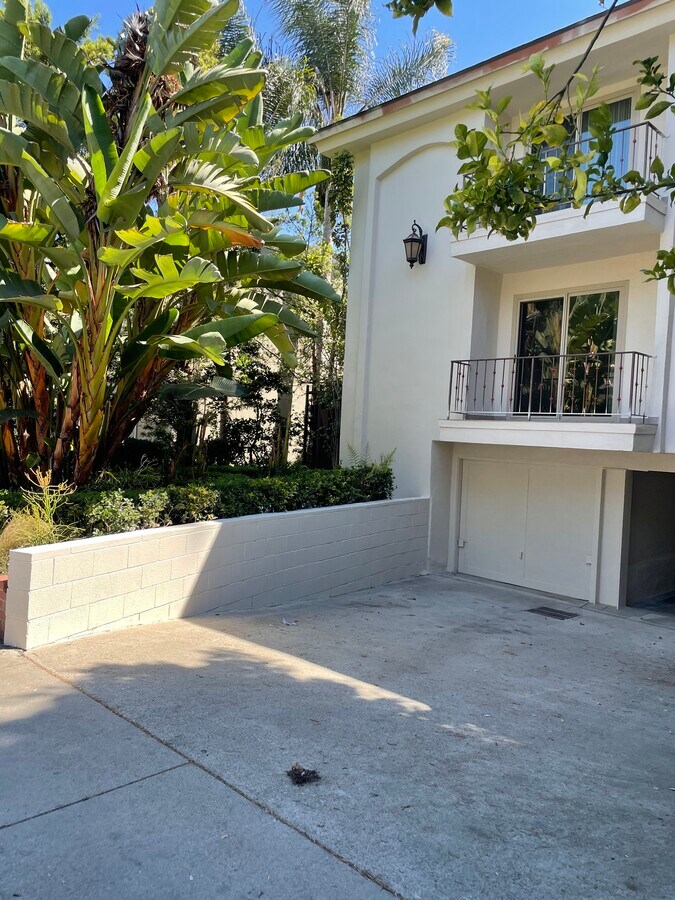 Photo - 1439 S Bundy Dr Unit 8