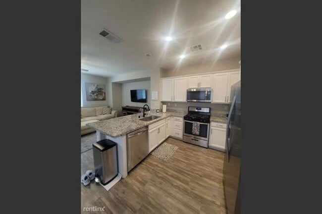 6404 Brando Loop
