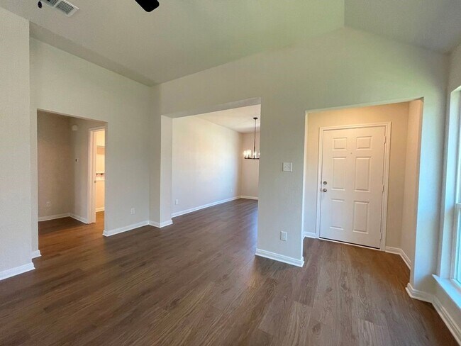 Photo - 3050 Dade Loop