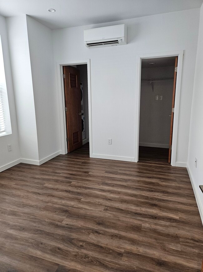 Dormitorio con armario y lavandería - The Lofts at 135 Unidad 2A