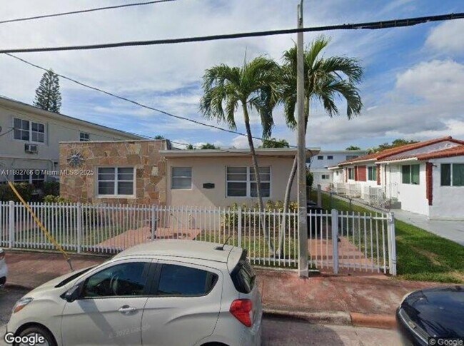 Building Photo - 7710 Carlyle Ave Unit 1