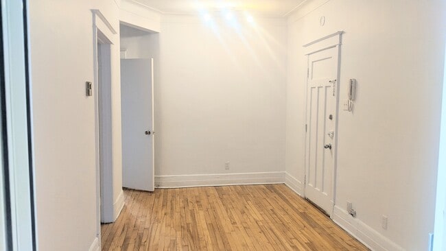 Photo - 2154-2160 rue Mont-Royal Est