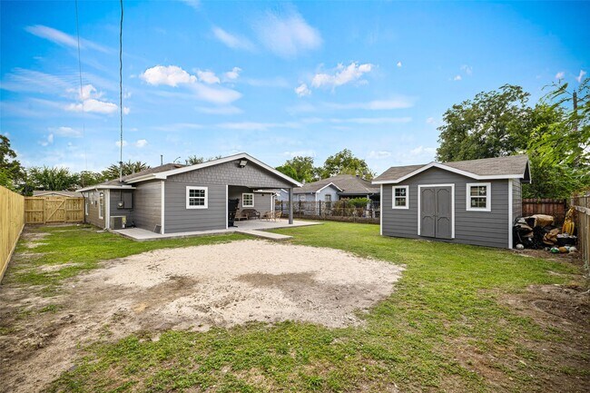 Photo - 515 Foxglove Ln