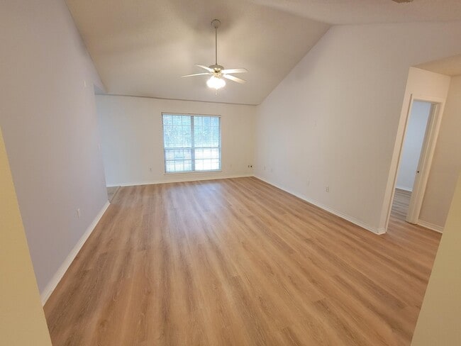 Photo - 2405 Hemlock Dr