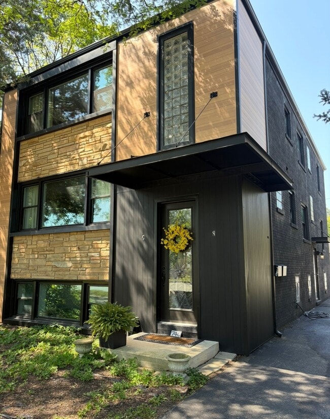 Building Photo - 740 N La Grange Rd Unit 2