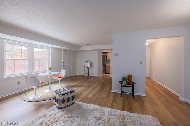 Photo - 19436 Van Aken Blvd Unidad 105