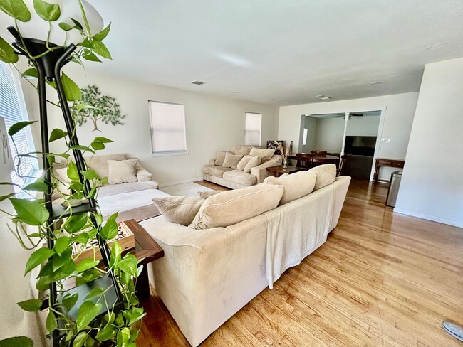 Building Photo - Gorgeous Fully Furnished 3 Bed/2 Bath Home...
