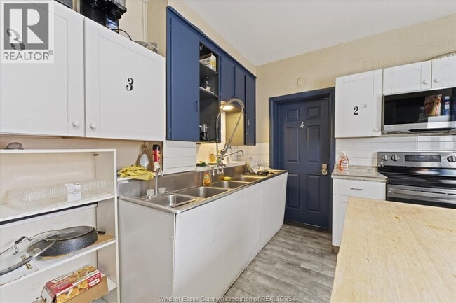 Photo - 3060 Sandwich St.