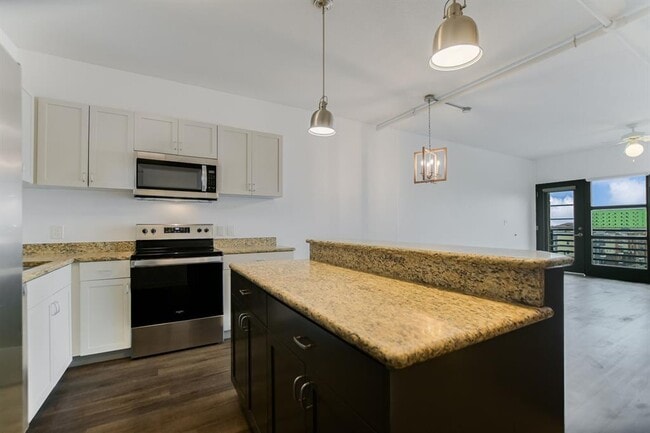 Building Photo - 711 W 26th St Unit 702