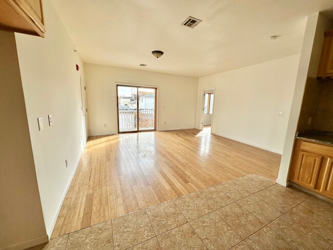 Photo - 41-43-43 Manufacturers Pl Unidad 3