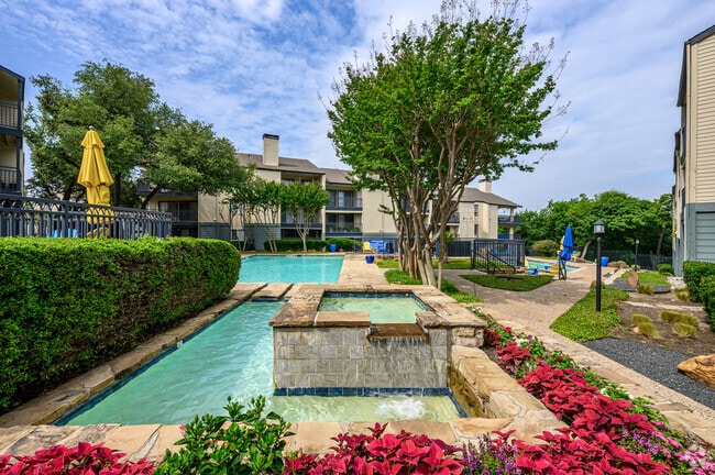 Piscina con estilo de centro turístico y spa - Rock Creek