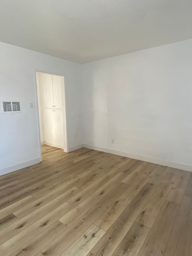 5130-5140 Roseland Street
