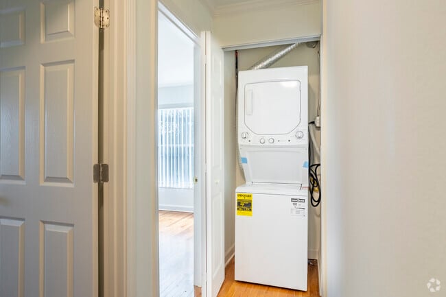 3BR, 2BA - 1,300SF - In Unit Laundry - Promenade Apartments