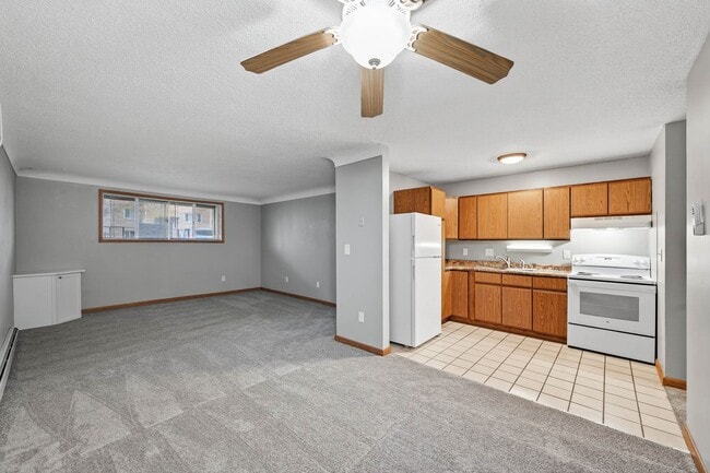 Photo - Updated Spacious 2BR/1 Bath Apartment Avai... Unidad 2