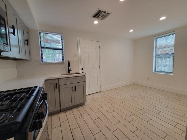 Photo - 445 SW 3rd St