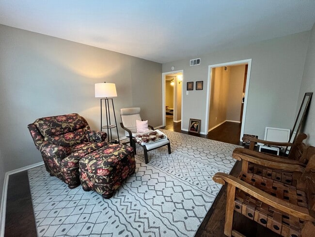 Photo - 1107 N Locust St Unidad 4