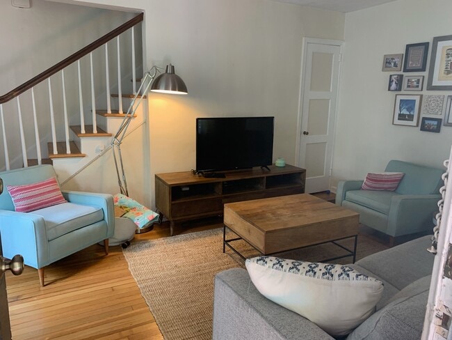 Living room - 239 Kinsey Ct NE