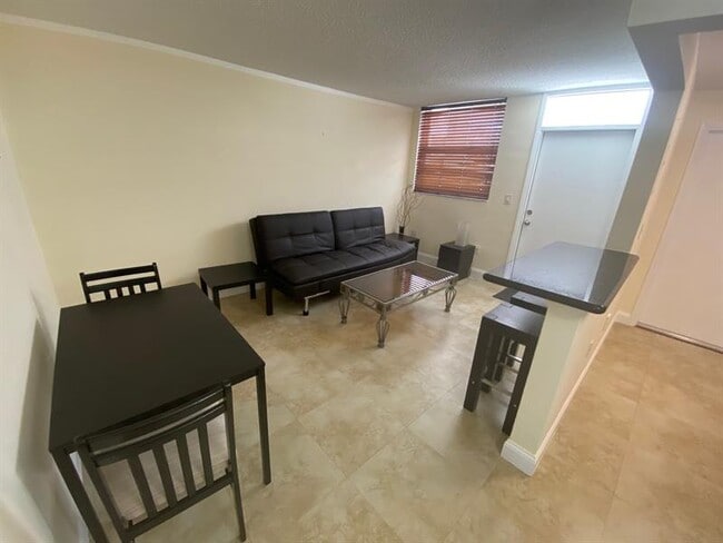 Photo - 335 Collins Ave Unidad 403
