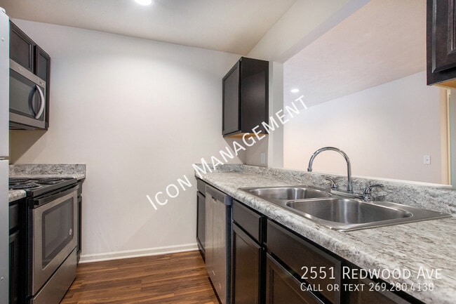 Photo - 2551 Redwood Ave