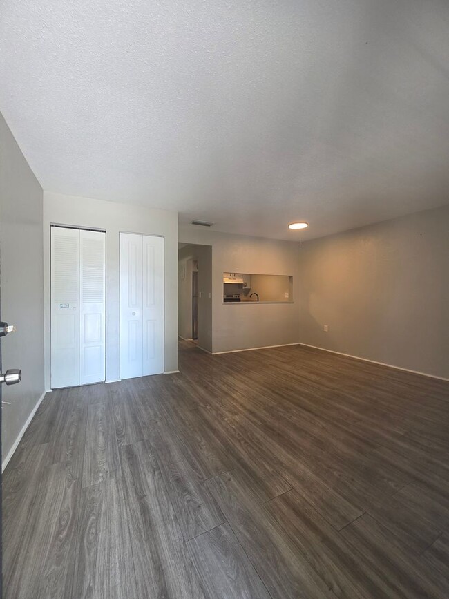 Photo - ** HALF OFF 1ST MONTH'S RENT WITH 13 MONTH LEASE ** Unidad 311-211