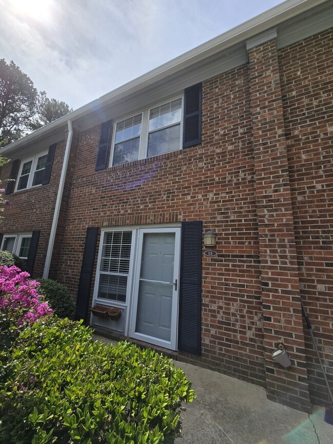 Building Photo - 118 Chaucer Ct