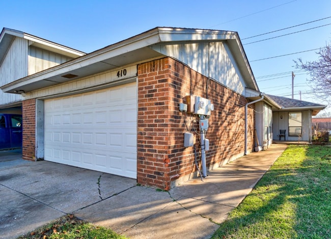 Photo - Comfort, Charm & Convenience in This Edmond Duplex