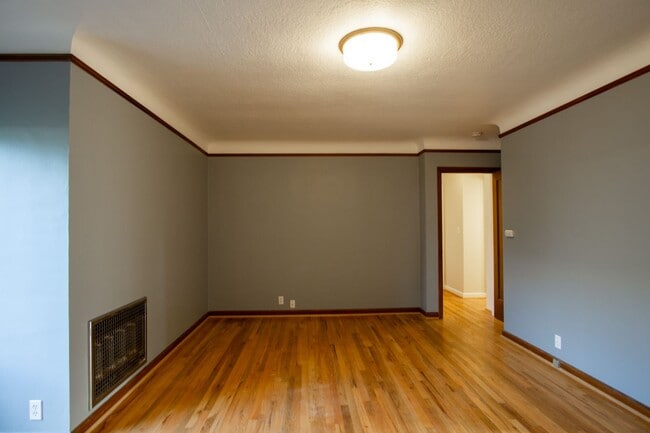 Photo - Great Vintage 2-Bed Between Hawthorne & Belmont! Unidad 1228