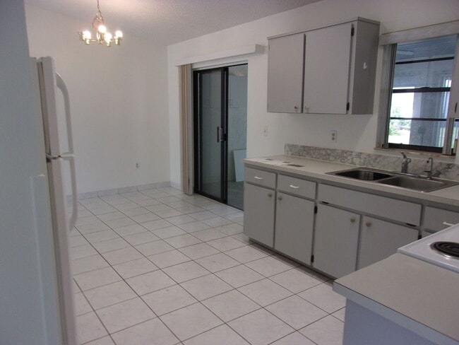 Photo - 2261 Maximilian Ave
