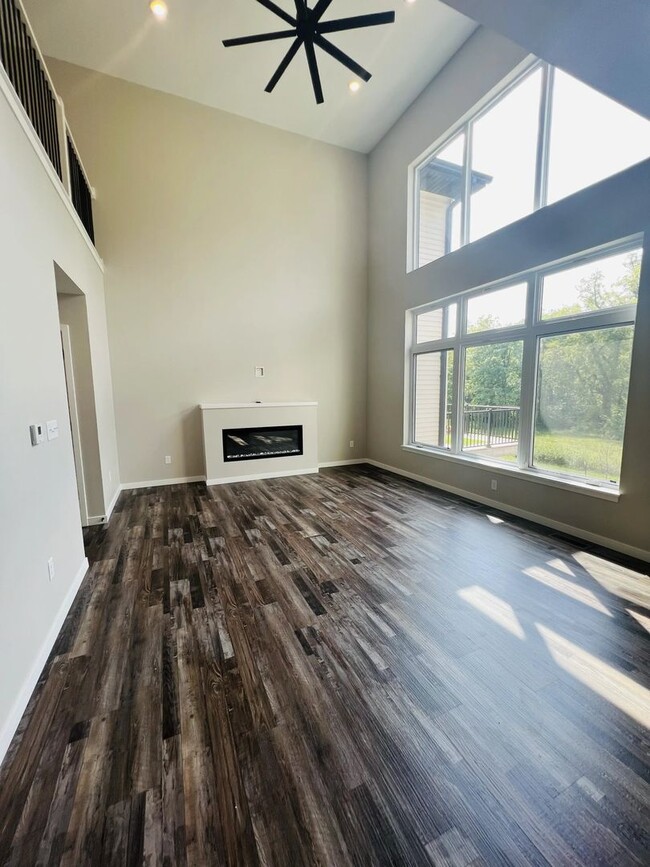 Building Photo - 1105 Ivy Ln Unit 1165