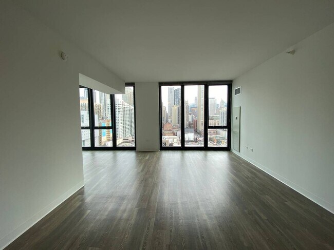 Floor to ceiling windows - 702 N Wells St Unit 905
