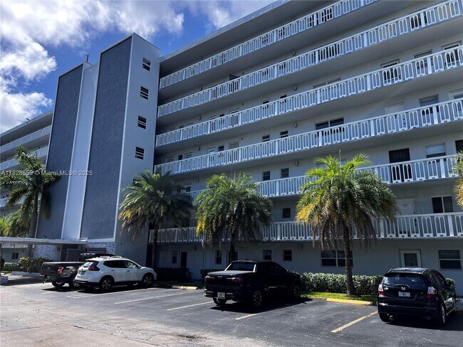 Photo - 320 NE 12th Ave Condo Unit 605