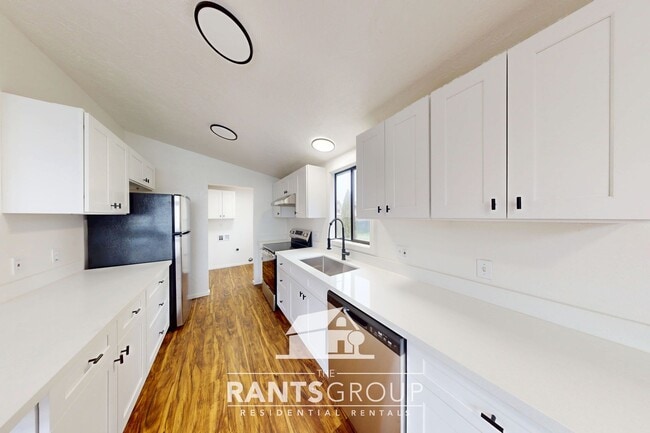 Building Photo - Fully remodeled 2 Bedroom, 2 Bath rambler! Huge Fenced Yard!