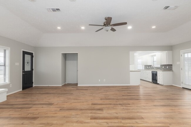 Photo - 22 Westwood Dr W