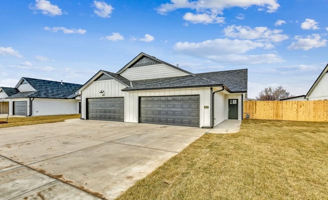 Photo - Don't Miss Out on this beautiful Duplex!