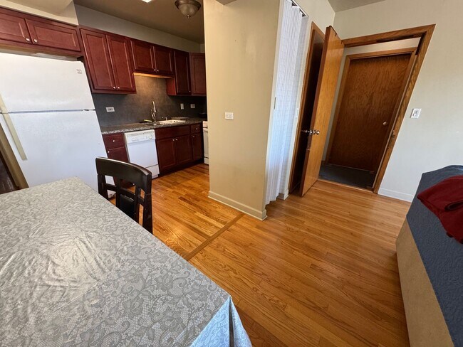 Photo - 6215 W Belmont Ave Apartamento Unidad 2A