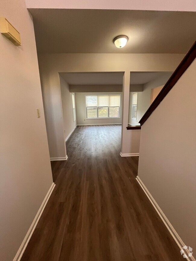 Building Photo - 3 Bed / 2.5 Bath Townhome in the Highlands