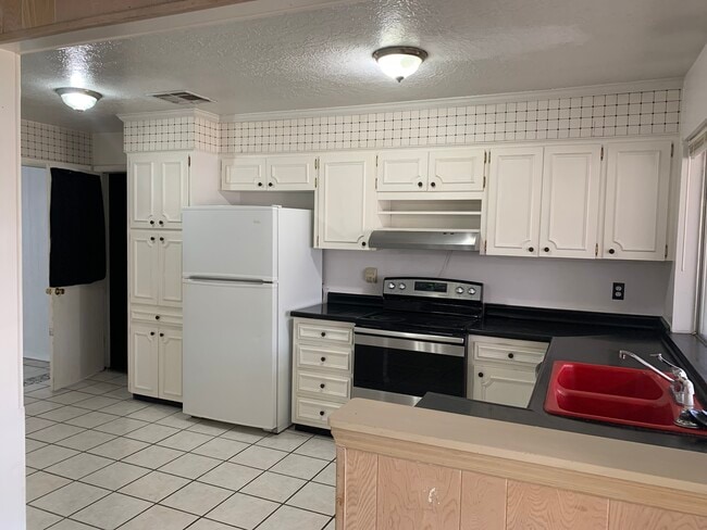 Photo - 10609 Lakewood Ave