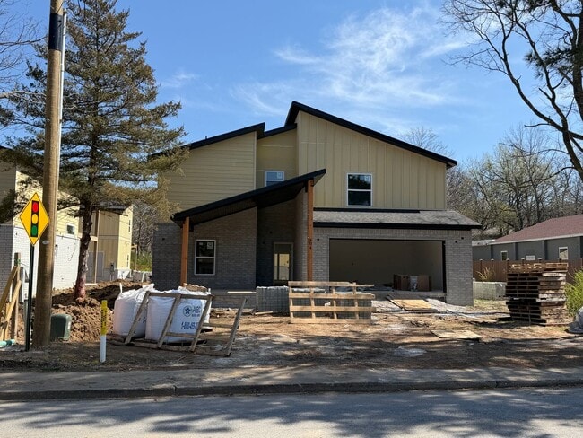 Building Photo - 904 N Sang Ave