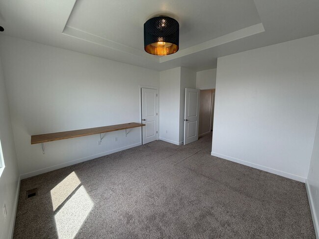 8285 Lakeshore Dr Unit Upstairs