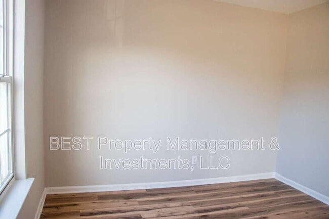 Photo - 3225 Lasalle St