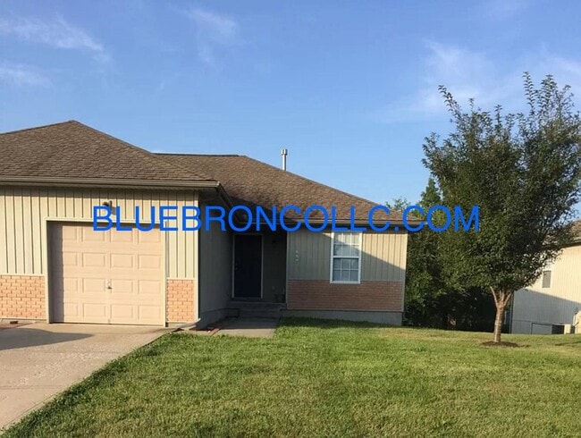 Building Photo - Georgous duplex in Raymore with a lot to offer!