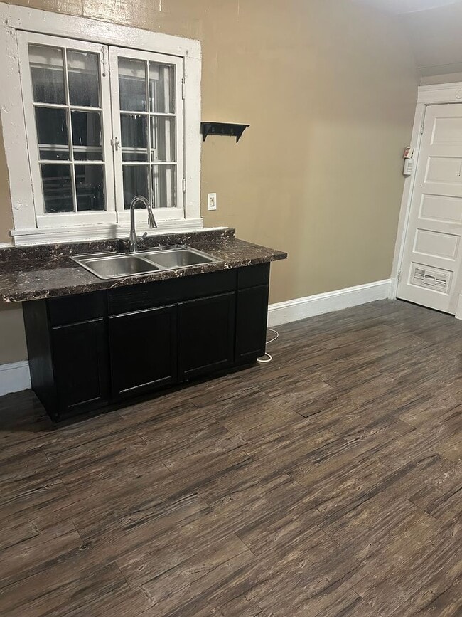 Building Photo - Collinwood area Single Home