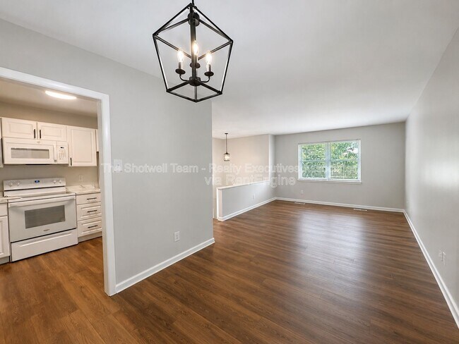 Photo - 6814 Trousdale Rd NW
