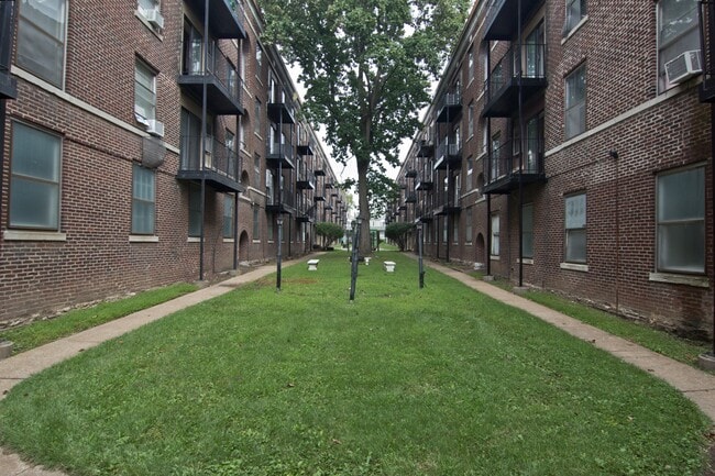 Courtyard - Forest Park Apartments