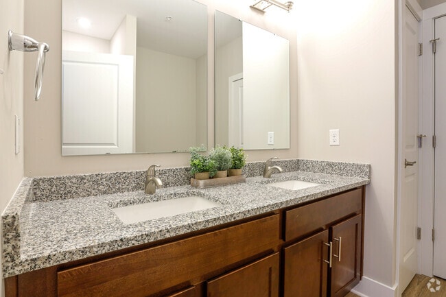 2HAB, 2BA - 1,005&nbsp;ft² - Baño - Heritage Square
