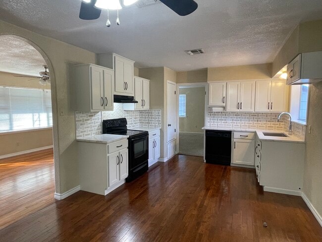 Kitchen - 322 Saint Louis Ave