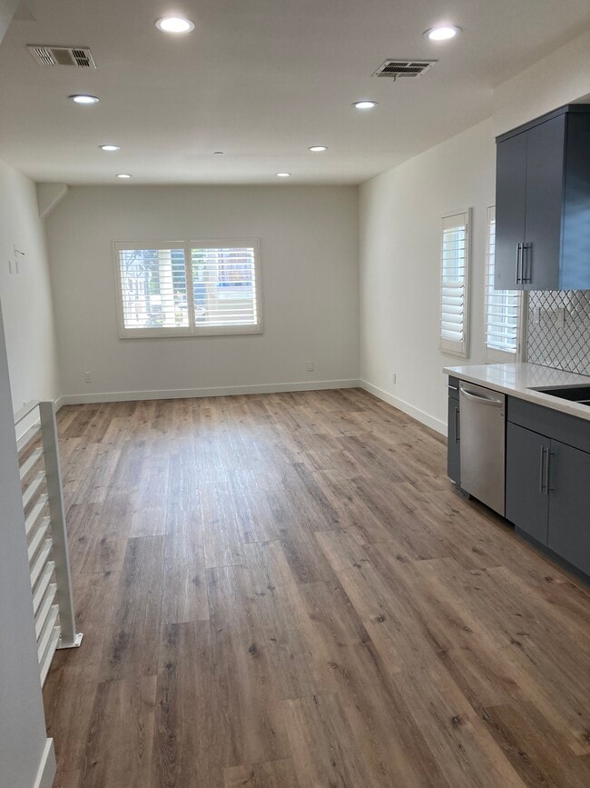 Photo - 648 N Serrano Ave Unit 648